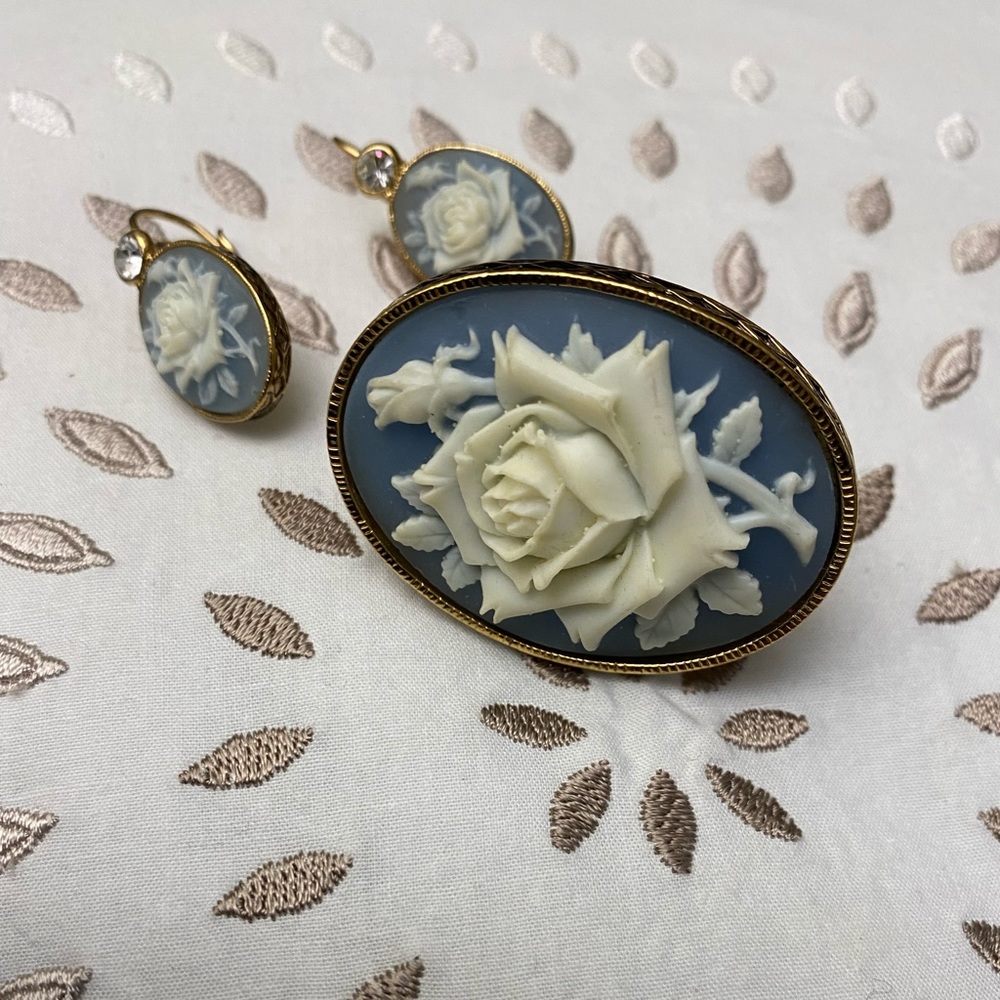 Vintage Avon Blue Cameo Choker and Earring Set